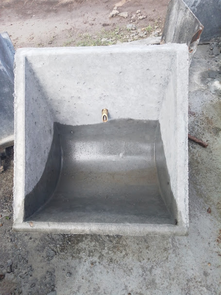 Bebederos con boya y comederos de hormigón