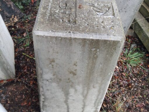 Hitos de hormigón de forma trapezoidal